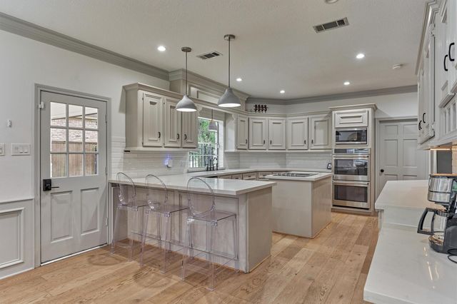42 Golden Shadow Circle, The Woodlands, TX 77381