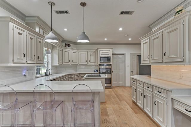 42 Golden Shadow Circle, The Woodlands, TX 77381