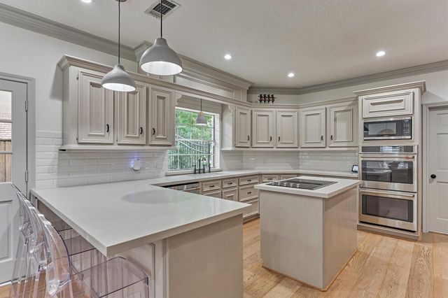 42 Golden Shadow Circle, The Woodlands, TX 77381