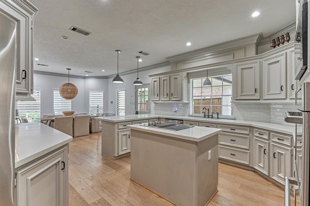 42 Golden Shadow Circle, The Woodlands, TX 77381