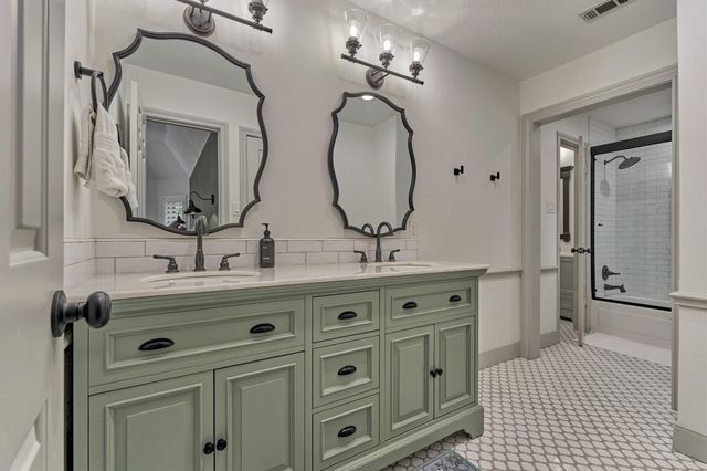 42 Golden Shadow Circle, The Woodlands, TX 77381
