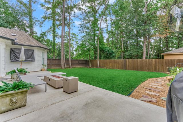 42 Golden Shadow Circle, The Woodlands, TX 77381