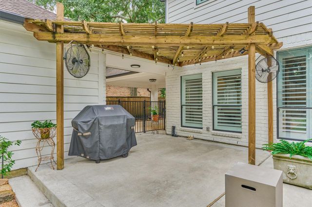 42 Golden Shadow Circle, The Woodlands, TX 77381