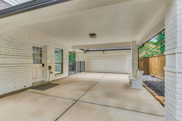 42 Golden Shadow Circle, The Woodlands, TX 77381