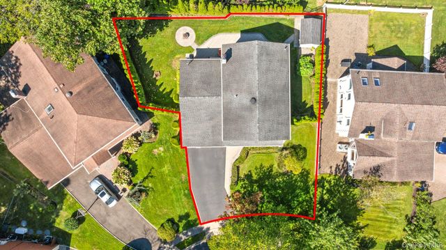 89 Brook Court S, New Hyde Park, NY 11040