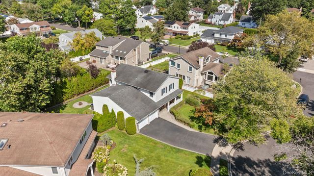 89 Brook Court S, New Hyde Park, NY 11040