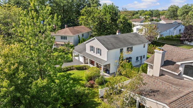 89 Brook Court S, New Hyde Park, NY 11040