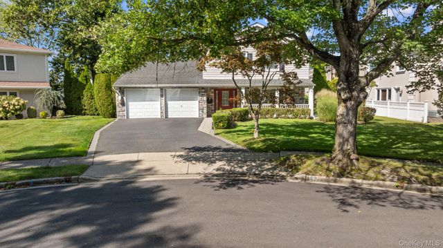 89 Brook Court S, New Hyde Park, NY 11040