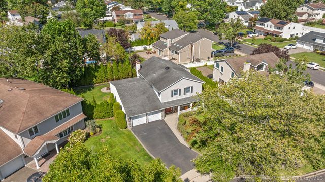 89 Brook Court S, New Hyde Park, NY 11040