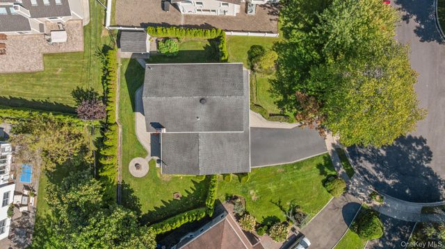 89 Brook Court S, New Hyde Park, NY 11040