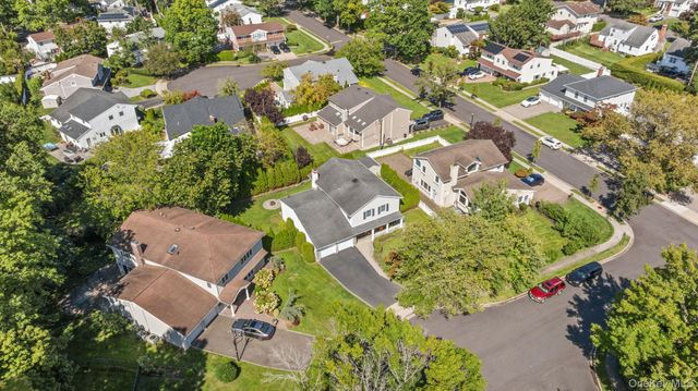 89 Brook Court S, New Hyde Park, NY 11040