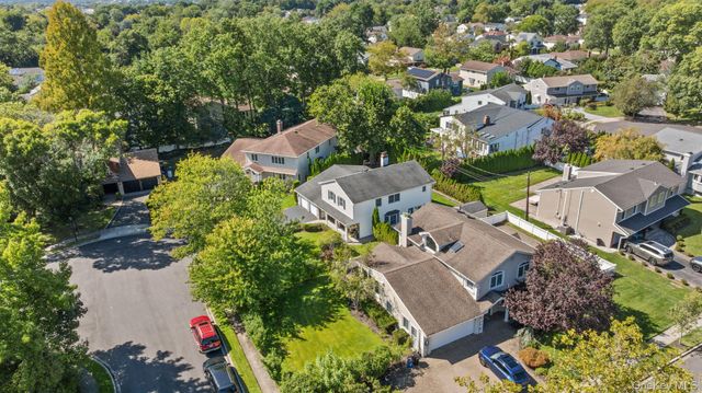89 Brook Court S, New Hyde Park, NY 11040