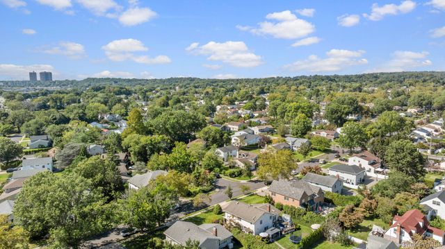 89 Brook Court S, New Hyde Park, NY 11040