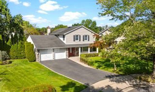 89 Brook Court S, New Hyde Park, NY 11040