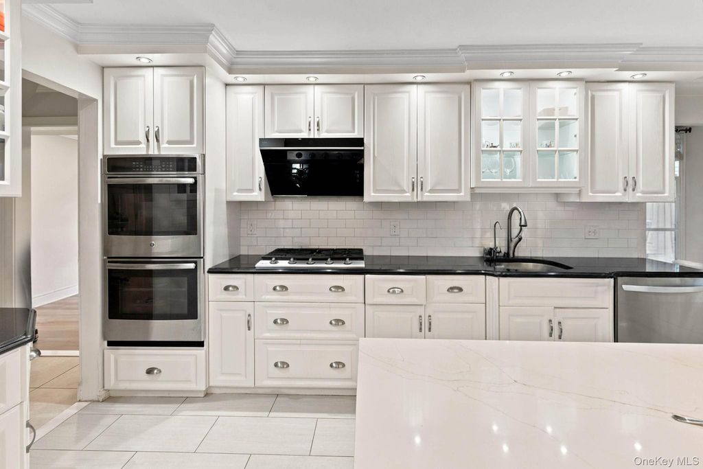 89 Brook Court S, New Hyde Park, NY 11040 — photo 5