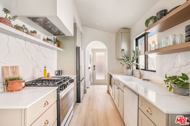 1033 Havenhurst Dr, West Hollywood, CA 90046