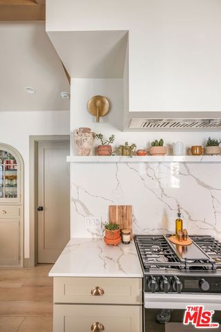 1033 Havenhurst Dr, West Hollywood, CA 90046