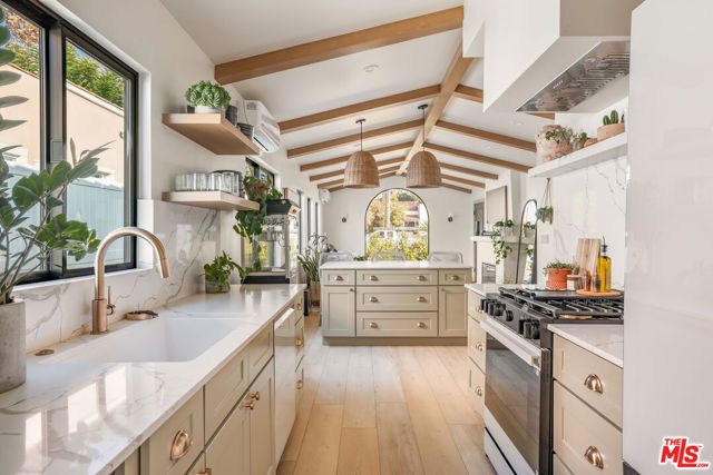 1033 Havenhurst Dr, West Hollywood, CA 90046