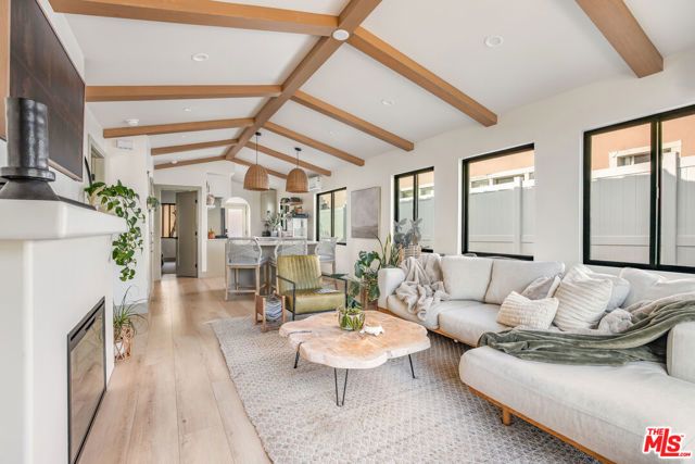 1033 Havenhurst Dr, West Hollywood, CA 90046