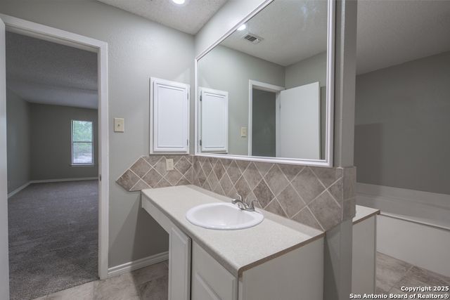 8018 Copper Trail Dr, San Antonio, TX 78244