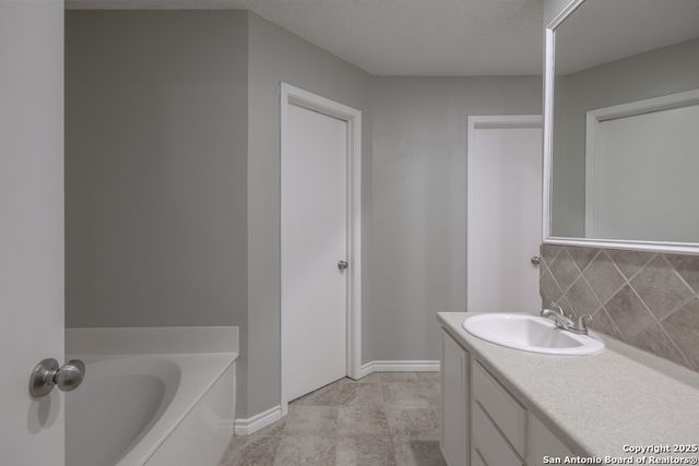 8018 Copper Trail Dr, San Antonio, TX 78244