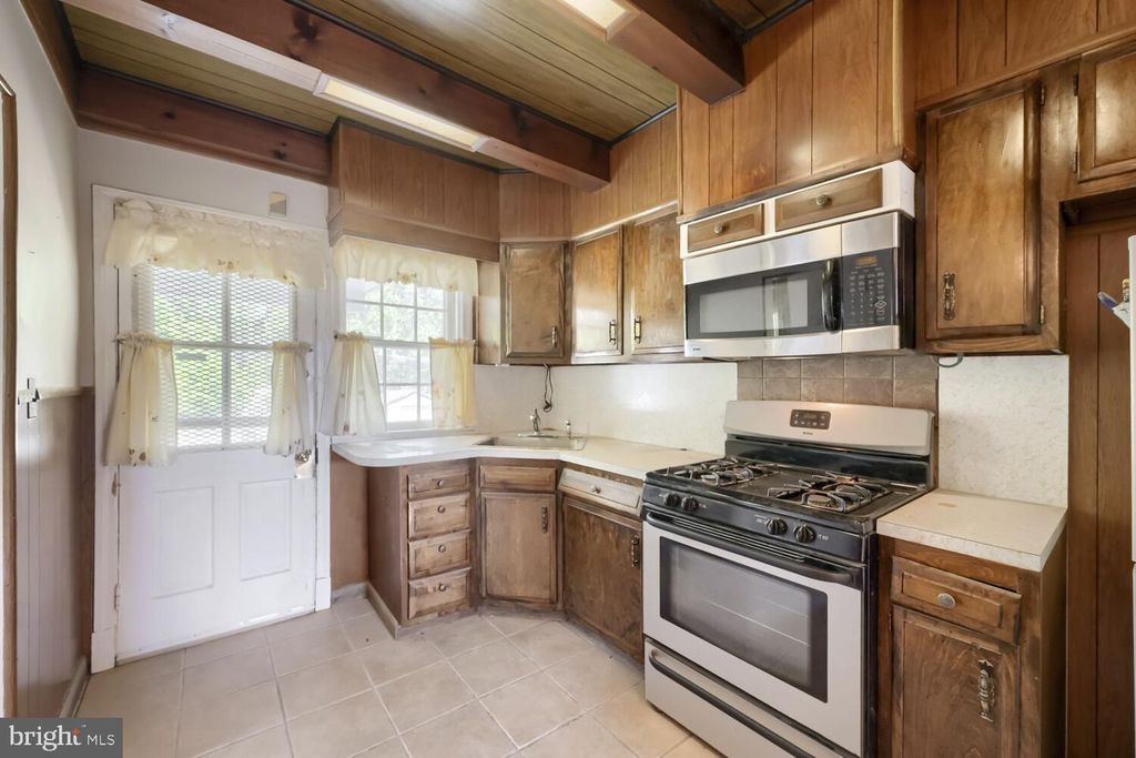 Image 10 of property listing at 2411 FAIRWAY, Baltimore, MD 21222