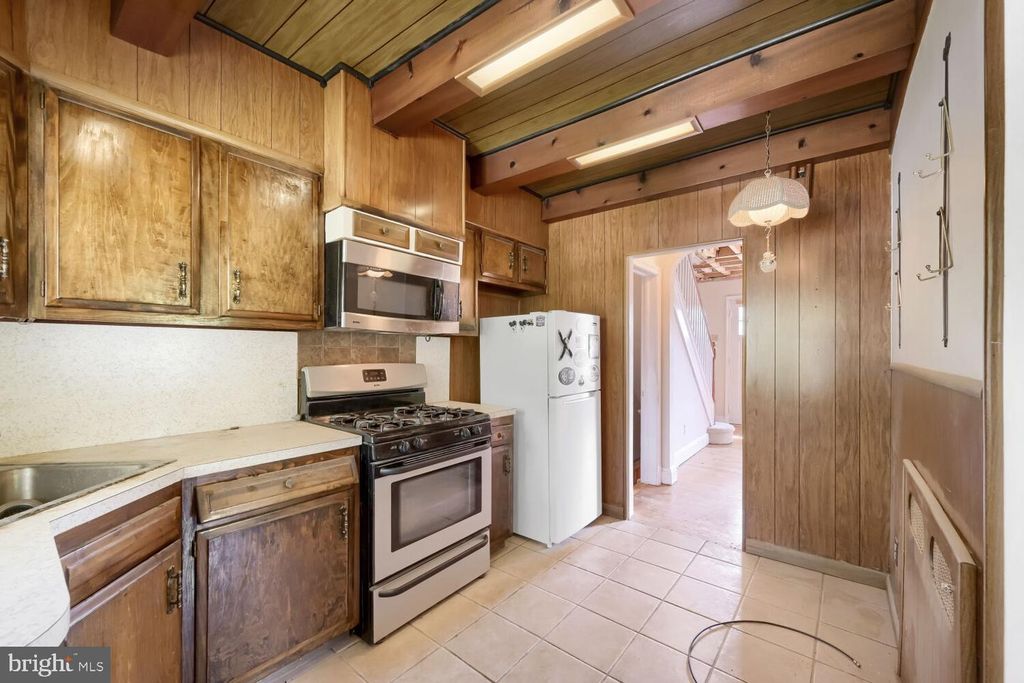 Image 11 of property listing at 2411 FAIRWAY, Baltimore, MD 21222