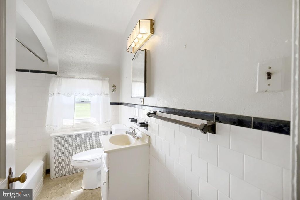 Image 17 of property listing at 2411 FAIRWAY, Baltimore, MD 21222