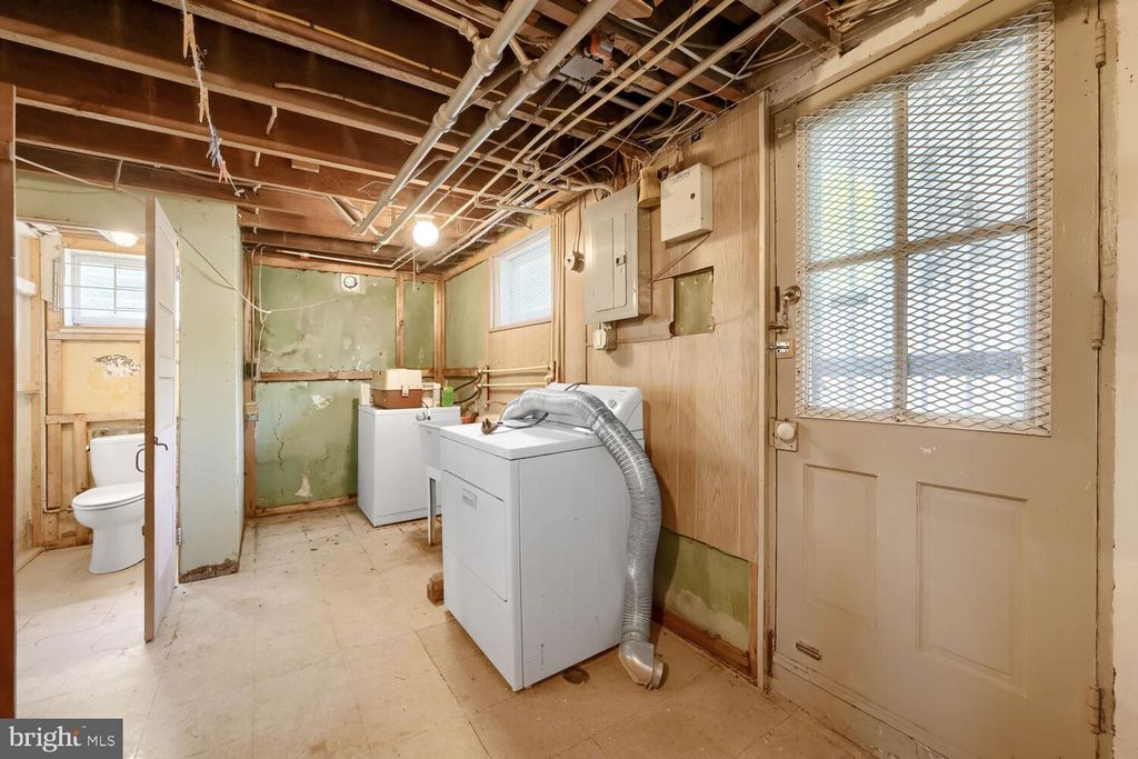 Image 20 of property listing at 2411 FAIRWAY, Baltimore, MD 21222
