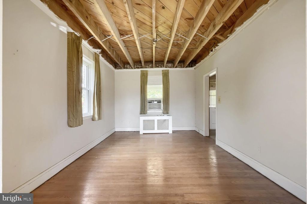 Image 6 of property listing at 2411 FAIRWAY, Baltimore, MD 21222