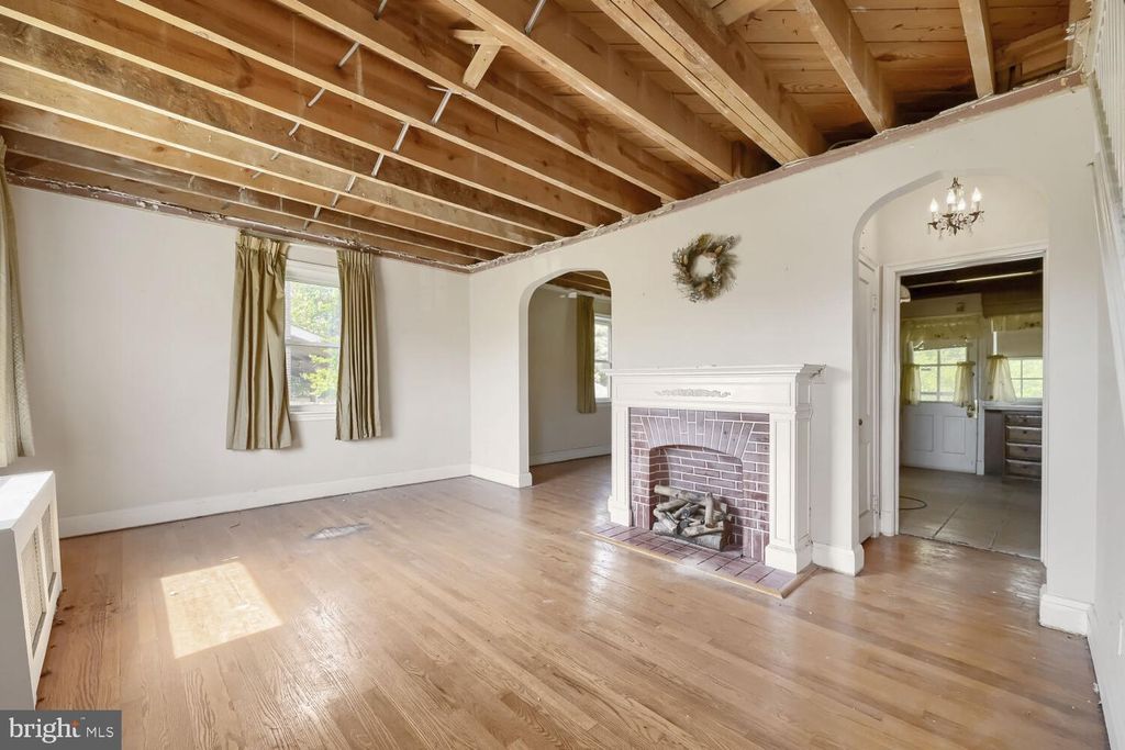 Image 8 of property listing at 2411 FAIRWAY, Baltimore, MD 21222