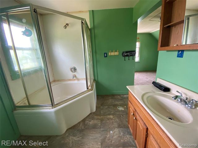 5151 Kendall Drive, Burton, MI 48509