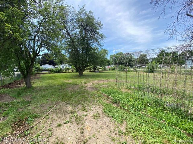 5151 Kendall Drive, Burton, MI 48509