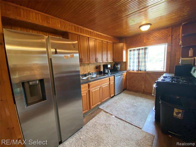 5151 Kendall Drive, Burton, MI 48509