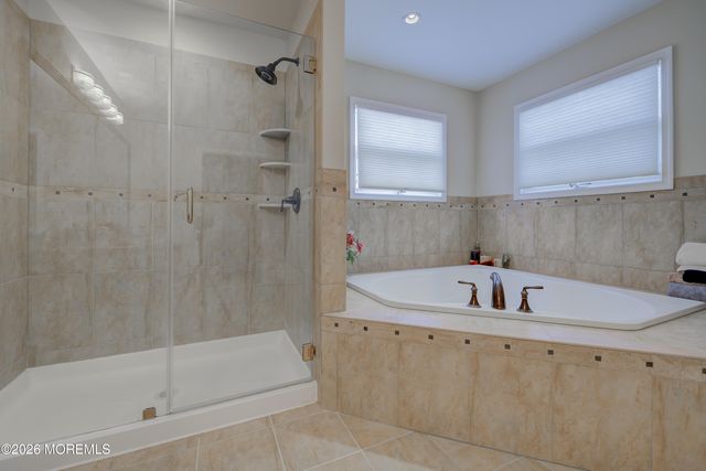 8 Landmark Lane, Marlboro, NJ 07746