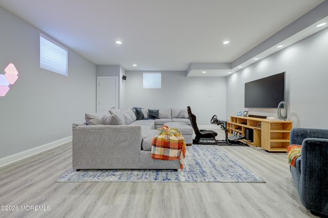 8 Landmark Lane, Marlboro, NJ 07746