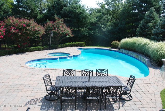 8 Landmark Lane, Marlboro, NJ 07746