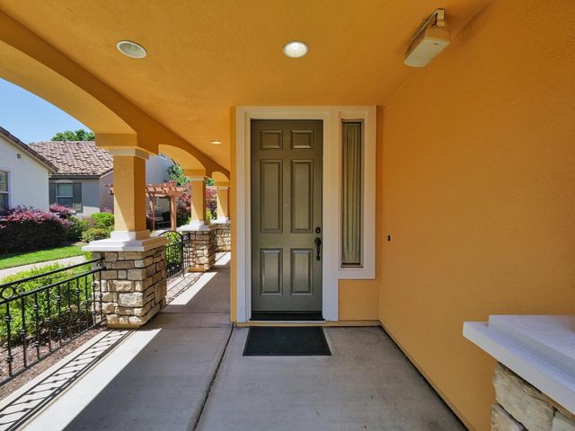 1048 Cabris Ln, Roseville, CA 95747