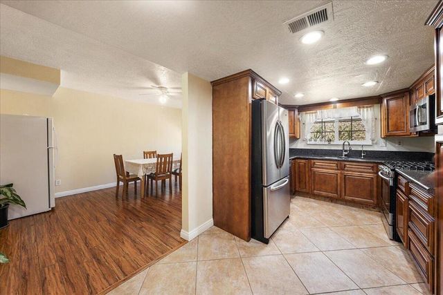16465 Green Tree Boulevard 18, Victorville, CA 92395