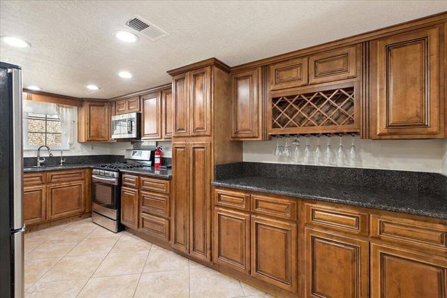 16465 Green Tree Boulevard 18, Victorville, CA 92395