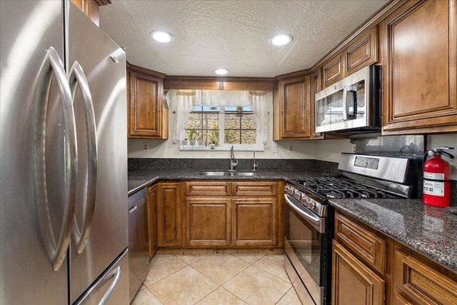 16465 Green Tree Boulevard 18, Victorville, CA 92395