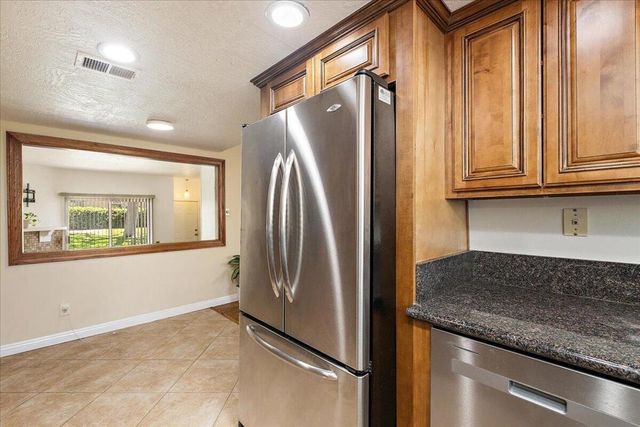 16465 Green Tree Boulevard 18, Victorville, CA 92395