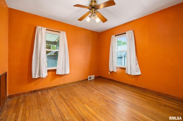 306 N LAWNDALE Avenue, Washington, IL 61571