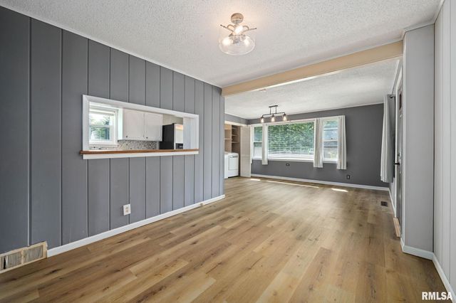 306 N LAWNDALE Avenue, Washington, IL 61571