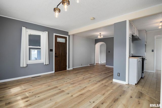 306 N LAWNDALE Avenue, Washington, IL 61571