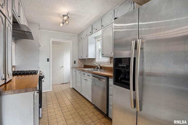306 N LAWNDALE Avenue, Washington, IL 61571