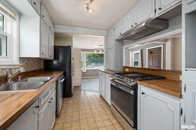 306 N LAWNDALE Avenue, Washington, IL 61571