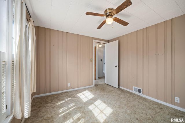 306 N LAWNDALE Avenue, Washington, IL 61571