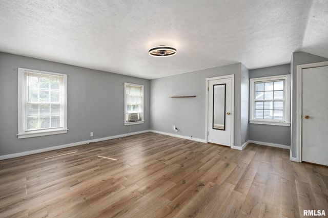 306 N LAWNDALE Avenue, Washington, IL 61571