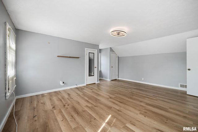 306 N LAWNDALE Avenue, Washington, IL 61571